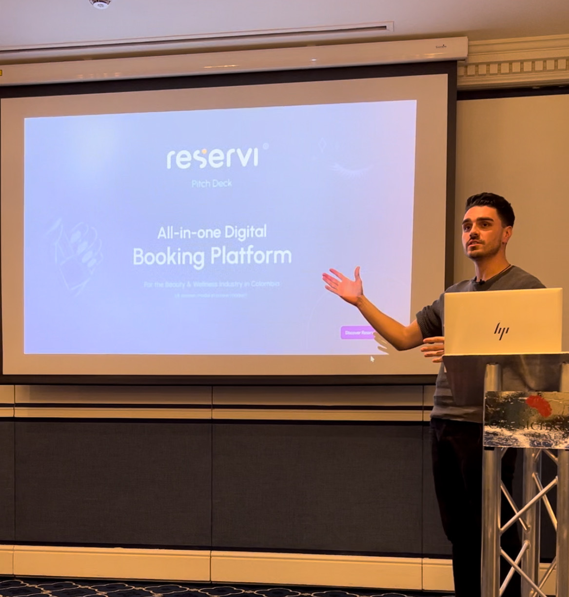 Jonathan presentando Reservi en una conferencia de startups